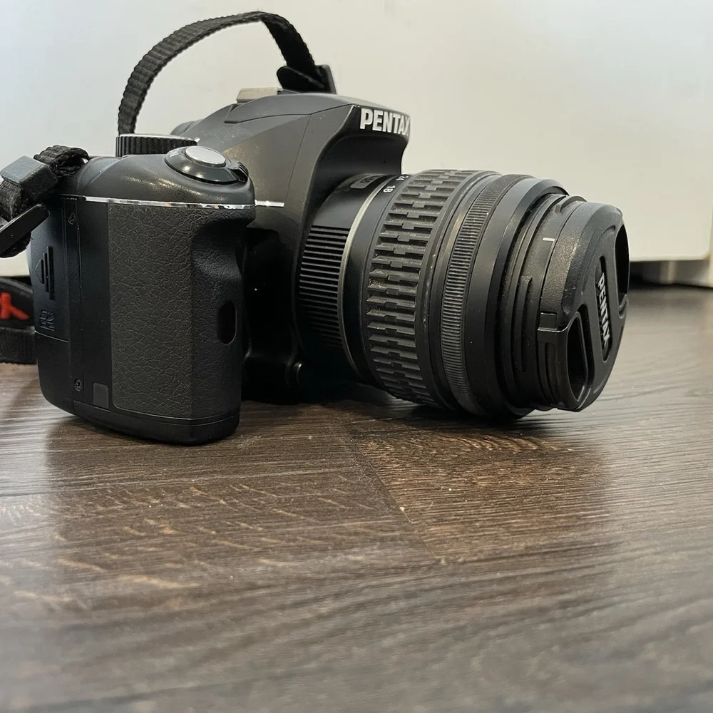 Pentax K-x 12.4mp Digital SLR w/ SMC Pentax DAL 18-55mm f/3.5-5.6 Lens Kit DSLR